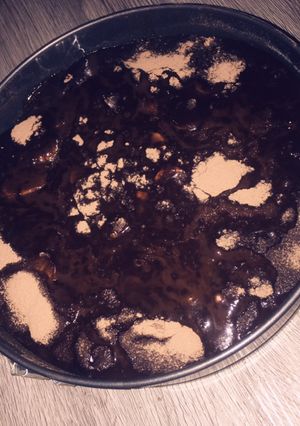 صورة لوصفة كيكة بالموز ومسقية بشوكولاتة