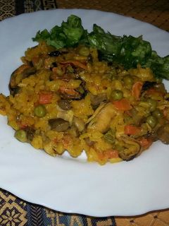 Una foto de Arroz con mejillones y verduras