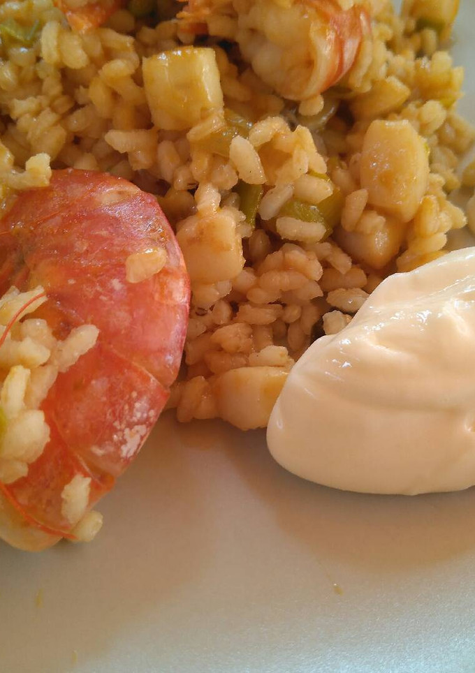 Una foto de Arroz con sepia y gambones
