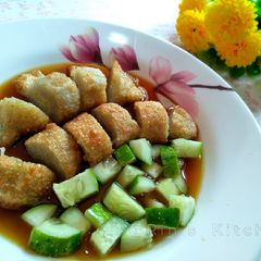 A picture of Pempek Teri (Anchovy Fishcake).