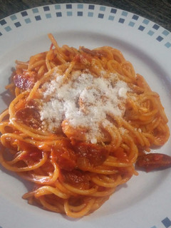 Una foto de Espaguetis con hierbas comunes, salsa de tomate y chorizo casero