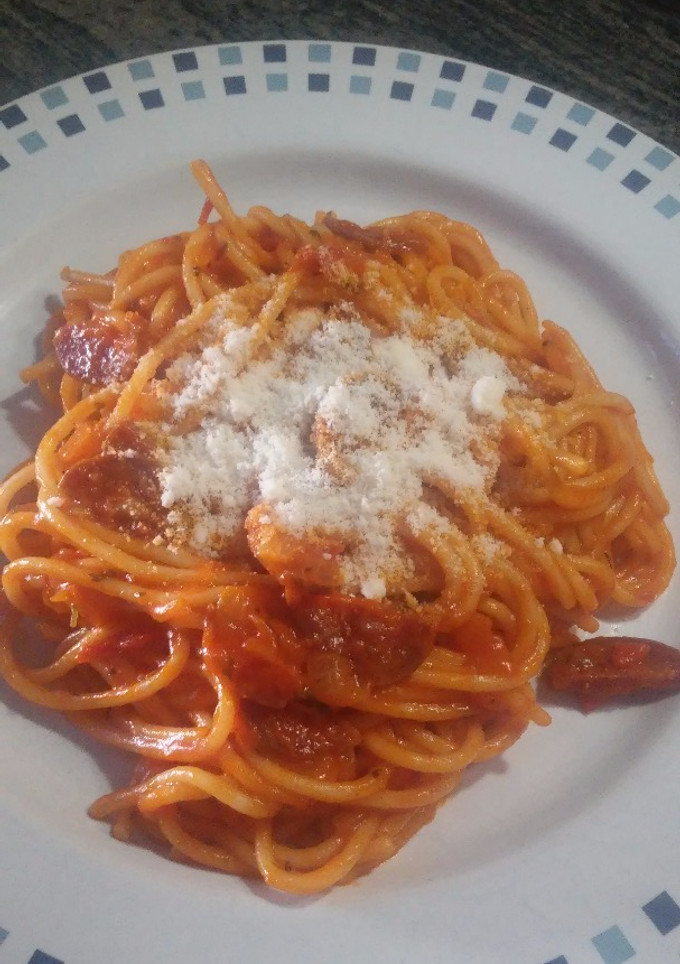 Una foto de Espaguetis con hierbas comunes, salsa de tomate y chorizo casero
