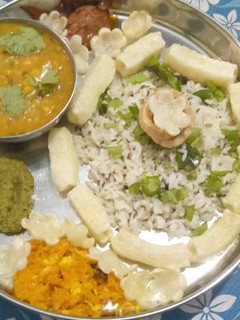 குஜராத்தி தால் தட்கா மற்றும் ஜீரா அரிசி (Dal tadka and jeera ric செய்முறை முக்கிய புகைப்படம்