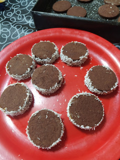 Una foto de Mini alfajores light de algarroba y maicena