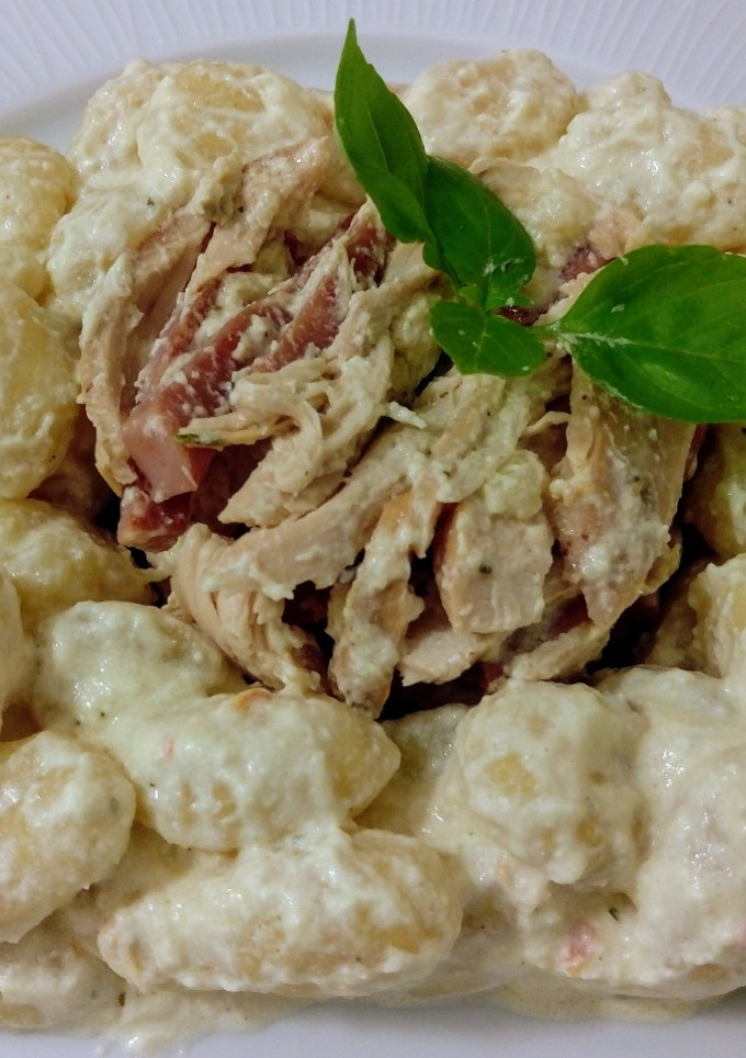 Una foto de Gnocchis con pechuga asada y crema de queso