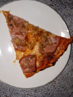 Una foto de Pizza de jamón cocido y atún
