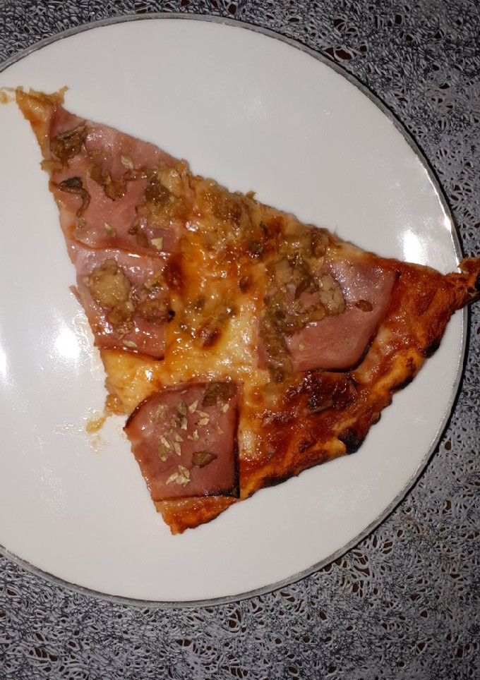 Una foto de Pizza de jamón cocido y atún
