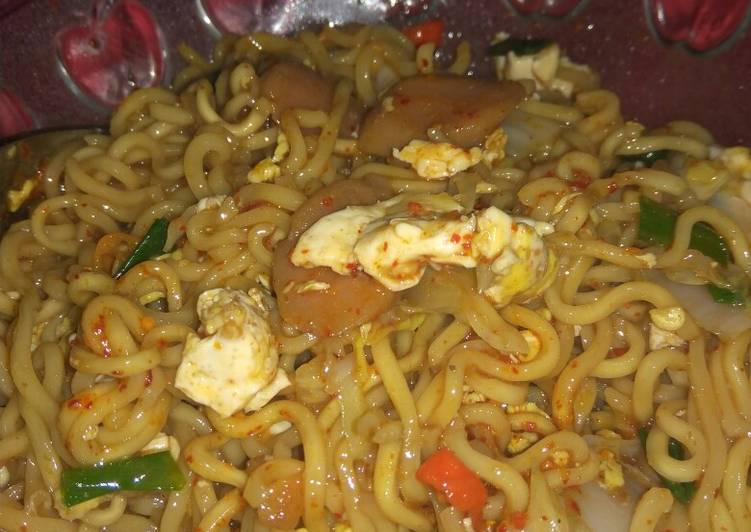 Bagaimana Menyiapkan Mie Goreng Becek, Enak