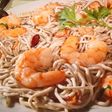 Gulas con langostinos al ajillo