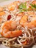 Gulas con langostinos al ajillo