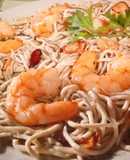 Gulas con langostinos al ajillo
