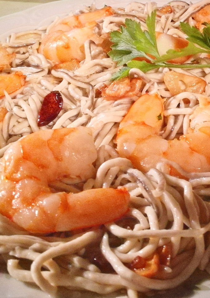 Una foto de Gulas con langostinos al ajillo