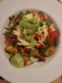Una foto de Buda bol de pollo con guacamole