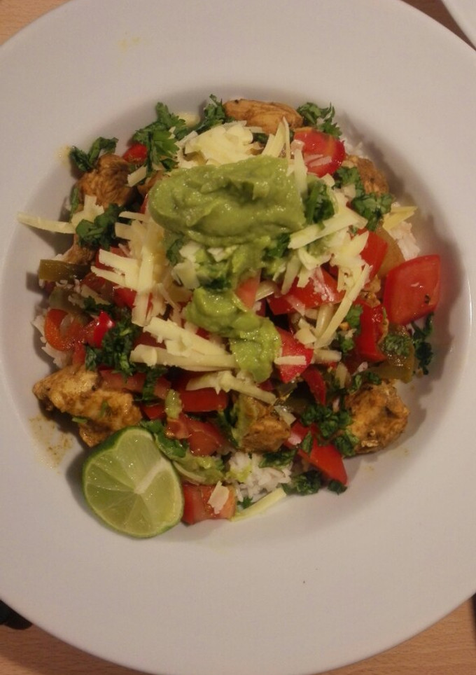 Una foto de Buda bol de pollo con guacamole