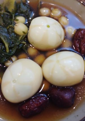 Hình của món Trứng gà tiềm ngải cứu, hạt sen, táo đỏ.