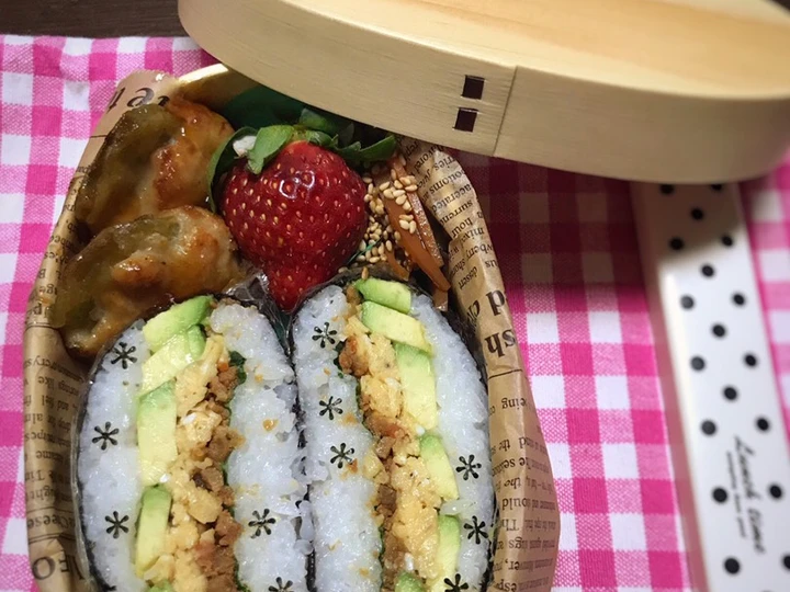 Langkah Mudah untuk Menyiapkan Resep  Soboro onigirazu bento yang Bisa Manjain Lidah, Menggugah Selera