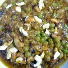 A picture of Peas cashews curry.