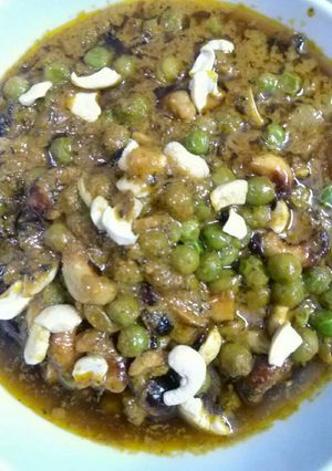 A picture of Peas cashews curry.