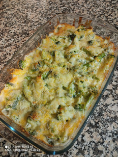 Una foto de Brócoli con patata, pollo y bechamel al horno