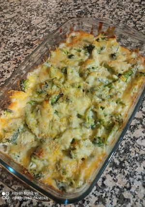 Una foto de Brócoli con patata, pollo y bechamel al horno
