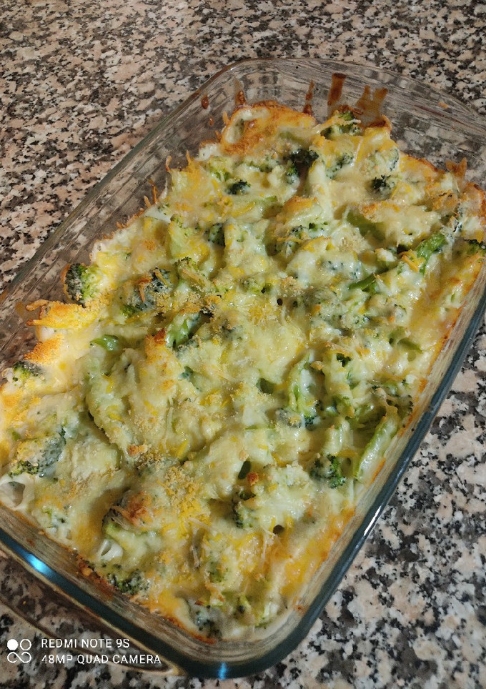 Una foto de Brócoli con patata, pollo y bechamel al horno