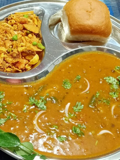 મિસળ પાઉં રેસીપી મુખ્ય ફોટો
