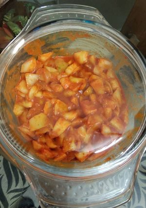 A picture of Mango pickle with asafoetida.