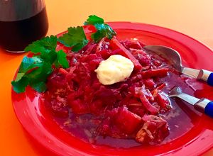 Una foto de Mi borsch de invierno, sopa caliente de remolacha para el frío