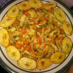 A picture of Fry plaintain and sauce.