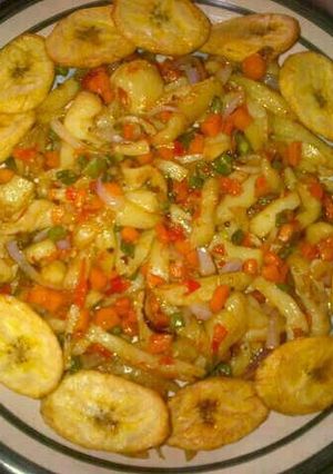 A picture of Fry plaintain and sauce.
