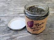 Une photo de pesto de basilic