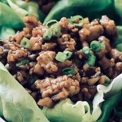 A picture of Chicken lettuce cups.