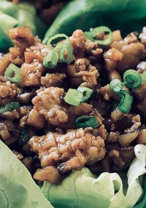 A picture of Chicken lettuce cups.