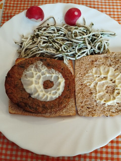 Una foto de Hamburguesa de berenjena con Sándwich de cereales y Gulas al ajillo
