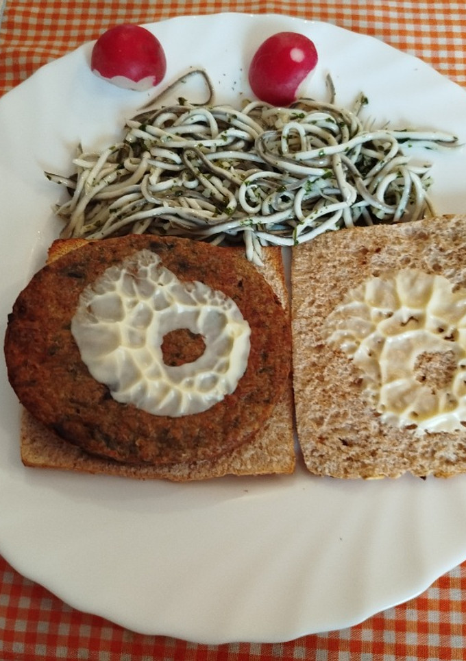 Una foto de Hamburguesa de berenjena con Sándwich de cereales y Gulas al ajillo