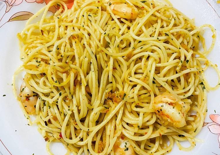 Bagaimana Menyiapkan Spaghetti aglio olio with shrimp yang Sempurna