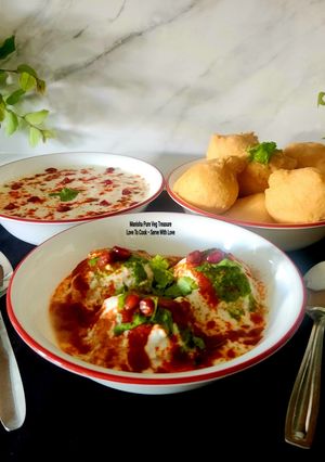 A picture of Dahi Vada Chaat - Dahi Bhalla Chaat - Indian Street Food.