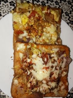 ডবল চীজ ব্রেড পিজ্জা (Double Cheese Bread Pizza Recipe In Beng) রেসিপির প্রধান ছবি