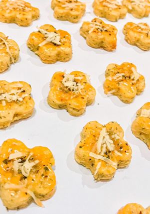 Foto resep Garlic Cheese Cookies