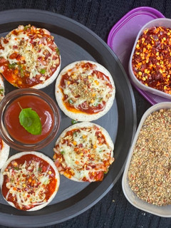 મિની ઉત્તપમ પીઝા (Mini Uttapam Pizza Recipe in Gujarati) રેસીપી મુખ્ય ફોટો