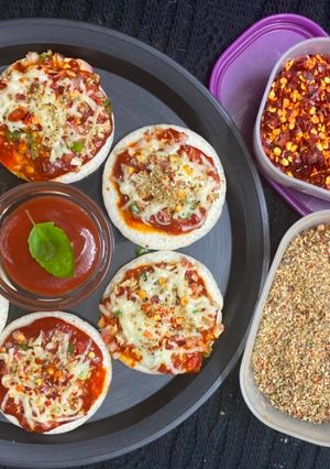 મિની ઉત્તપમ પીઝા (Mini Uttapam Pizza Recipe in Gujarati) રેસીપી મુખ્ય ફોટો