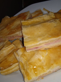 Una foto de Torta de fiambre hojaldrada