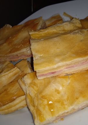 Una foto de Torta de fiambre hojaldrada