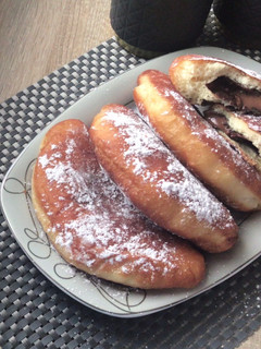 Una foto de Donuts en forma de media luna