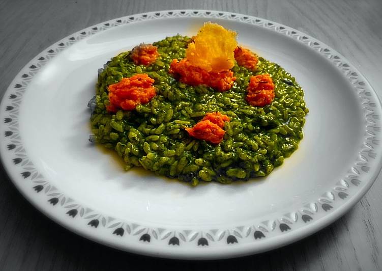 Risotto di spinaci con crema di zucca e cialda di parmigiano croccante 🥬🎃