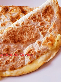 Una foto de Quesadilla de queso y mermelada de naranja amarga
