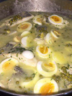 Una foto de Filetes de merluza con guisantes al pil pil