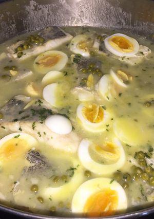 Una foto de Filetes de merluza con guisantes al pil pil