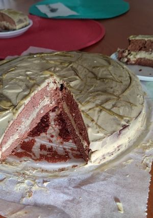 Foto di Torta al cioccolato ripiena e ricoperta di crema al pistacchio