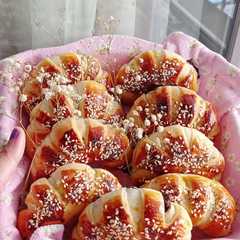 รูปของ Roti coklat (çikolata dolgulu çörek) takaran gelas 🥰
